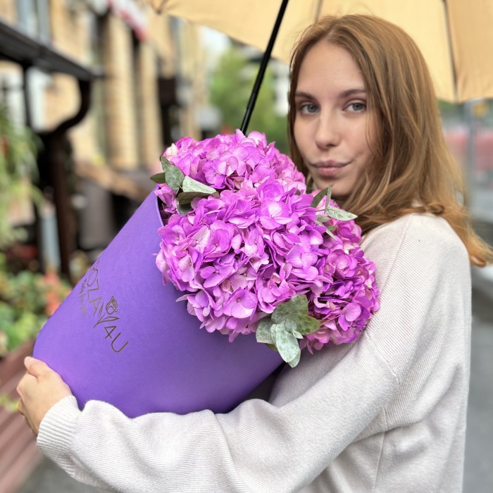 3 сиреневые гортензии с эвкалиптом в коробке