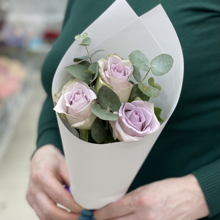 3 сиреневые розы с эвкалиптом в упаковке
