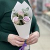 3 сиреневые розы с эвкалиптом в упаковке