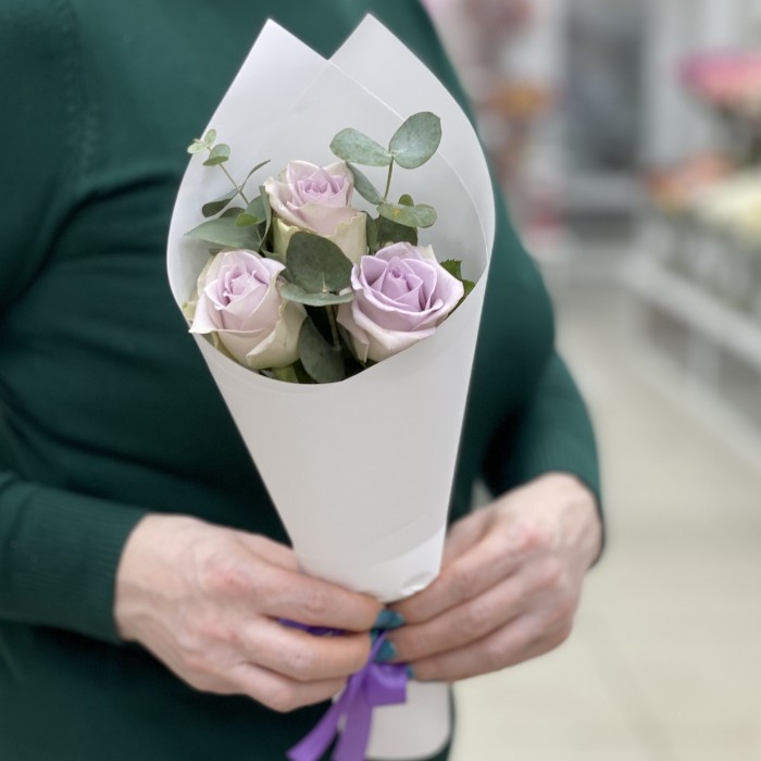 3 сиреневые розы с эвкалиптом в упаковке