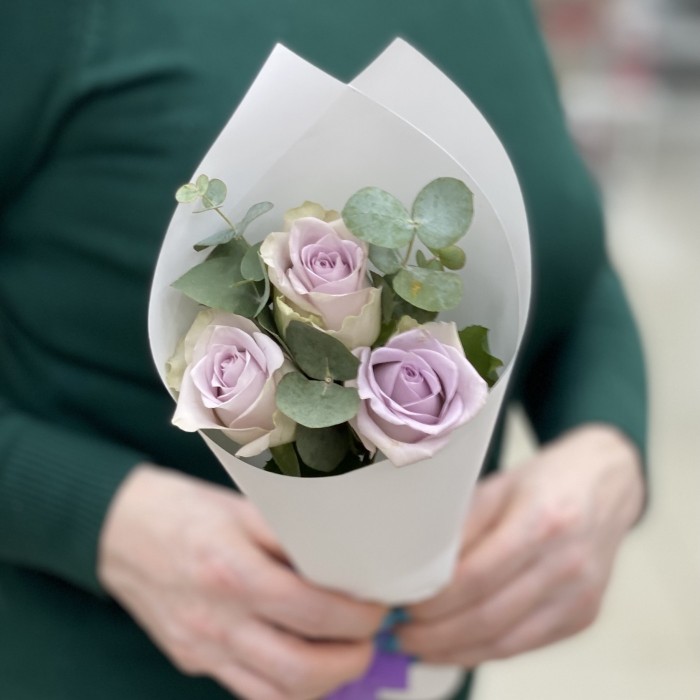 3 сиреневые розы с эвкалиптом в упаковке