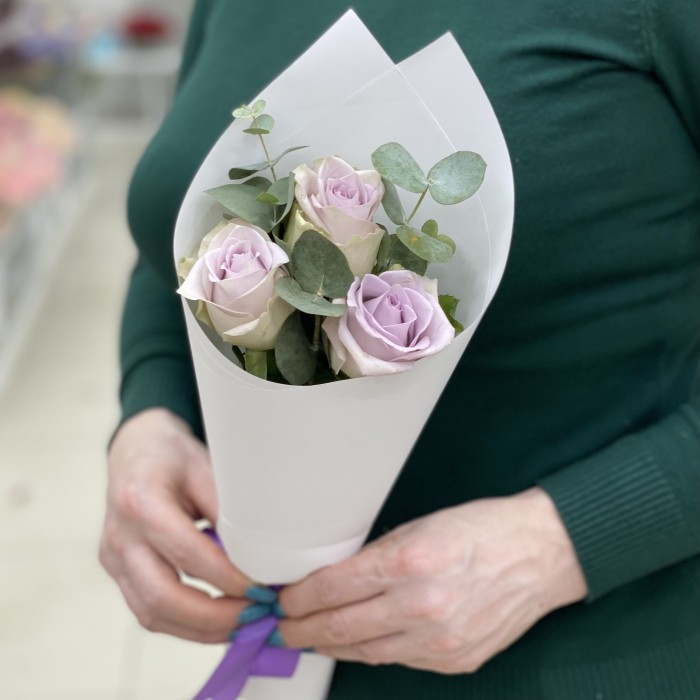 3 сиреневые розы с эвкалиптом в упаковке