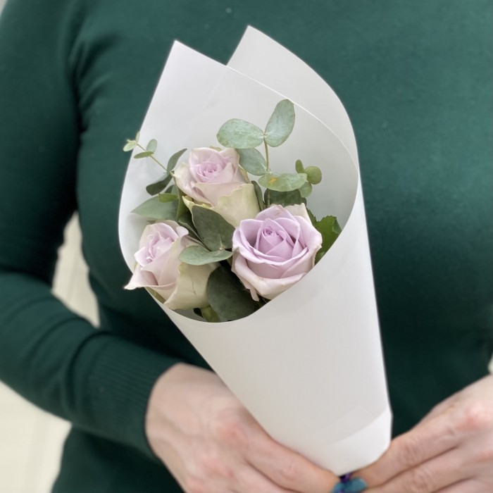 3 сиреневые розы с эвкалиптом в упаковке