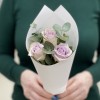 3 сиреневые розы с эвкалиптом в упаковке