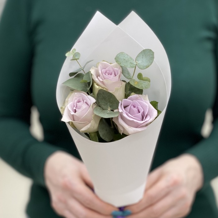 3 сиреневые розы с эвкалиптом в упаковке