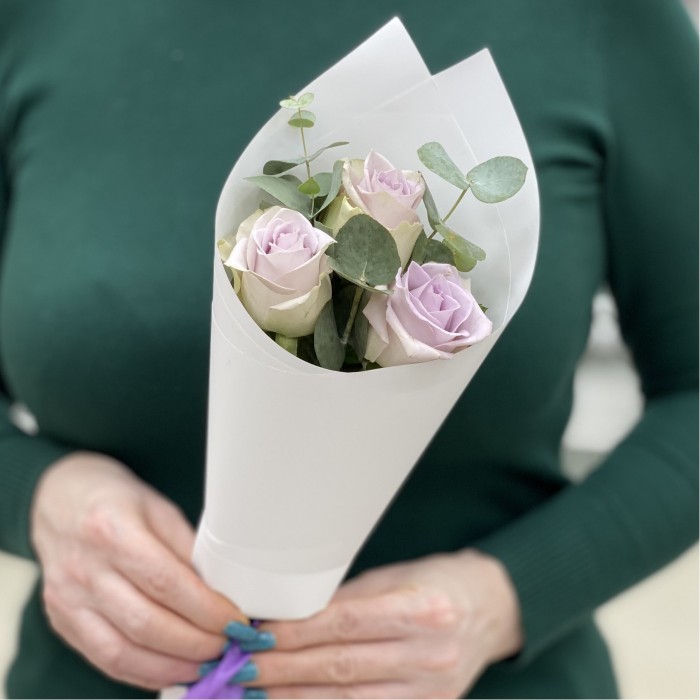 3 сиреневые розы с эвкалиптом в упаковке