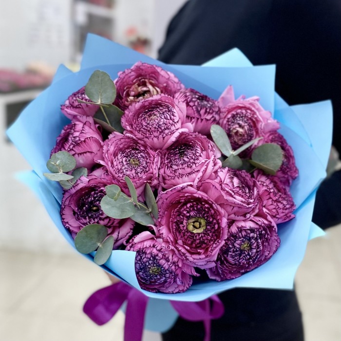 15 сиреневых махровых ранункулюсов с эвкалиптом