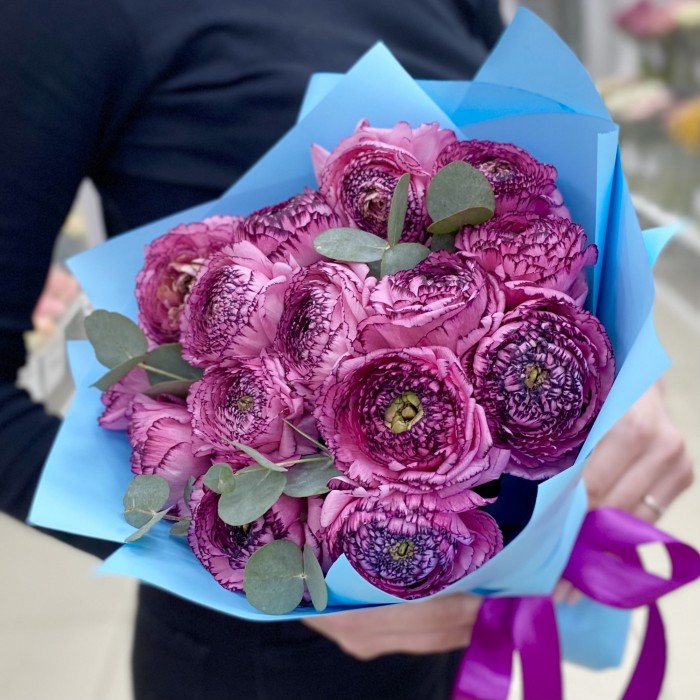 15 сиреневых махровых ранункулюсов с эвкалиптом