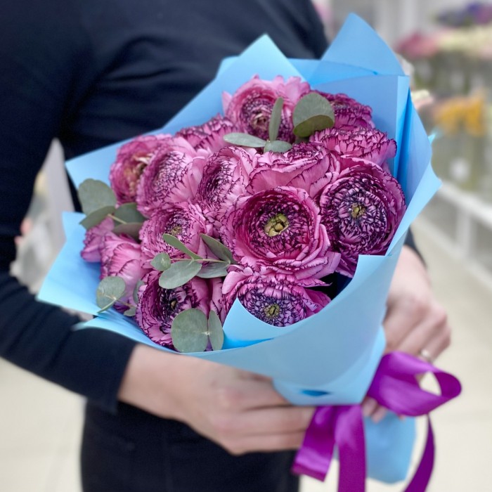 15 сиреневых махровых ранункулюсов с эвкалиптом