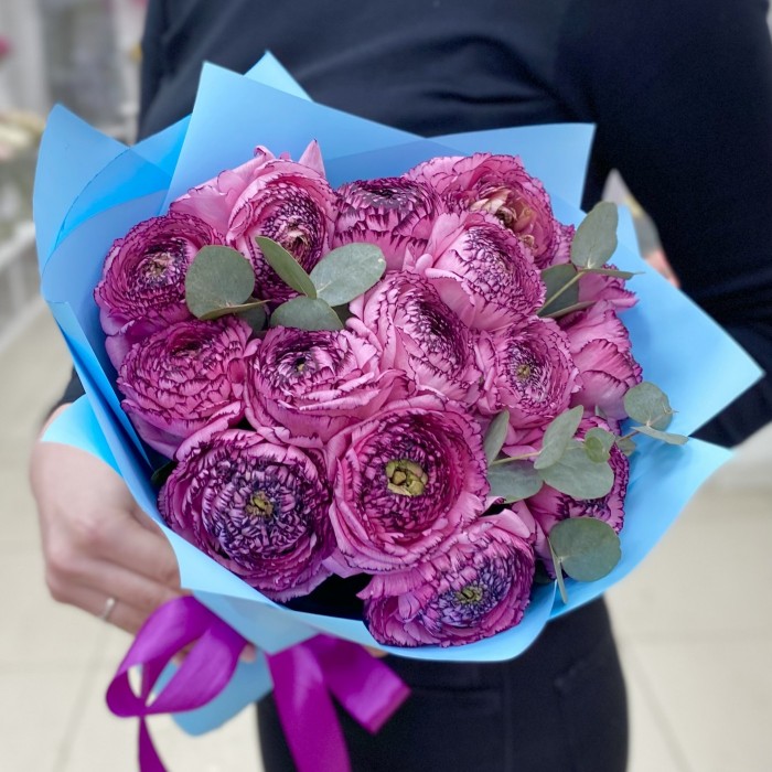 15 сиреневых махровых ранункулюсов с эвкалиптом