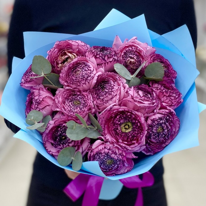 15 сиреневых махровых ранункулюсов с эвкалиптом