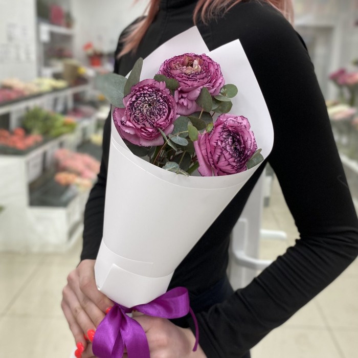 3 сиреневых махровых ранункулюсов с эвкалиптом