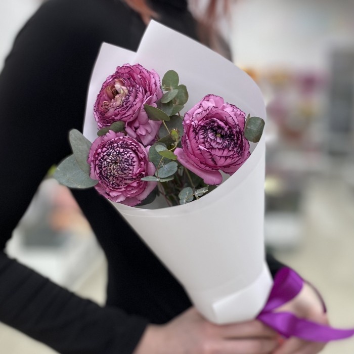 3 сиреневых махровых ранункулюсов с эвкалиптом