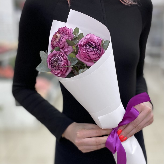3 сиреневых махровых ранункулюсов с эвкалиптом