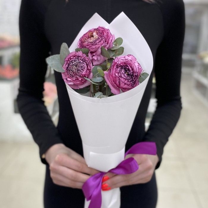 3 сиреневых махровых ранункулюсов с эвкалиптом