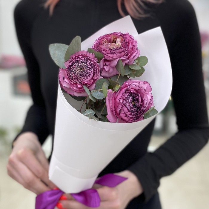 3 сиреневых махровых ранункулюсов с эвкалиптом