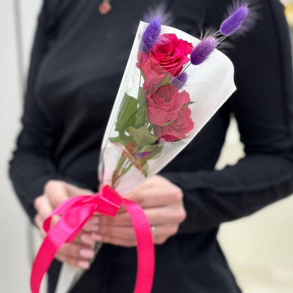 3 ярко-малиновые розы в упаковке