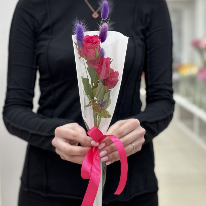 3 ярко-малиновые розы в упаковке