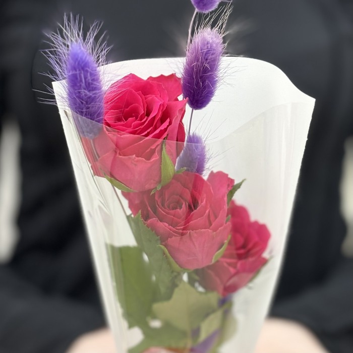 3 ярко-малиновые розы в упаковке