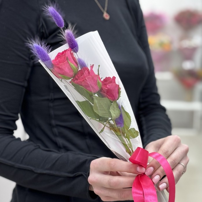 3 ярко-малиновые розы в упаковке