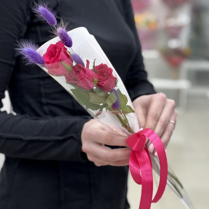 3 ярко-малиновые розы в упаковке