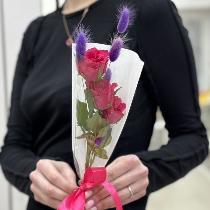 3 ярко-малиновые розы в упаковке