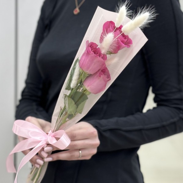 3 ярко-розовые розы в упаковке