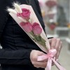 3 ярко-розовые розы в упаковке
