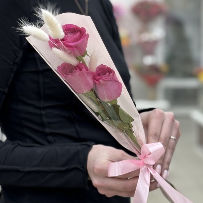 3 ярко-розовые розы в упаковке