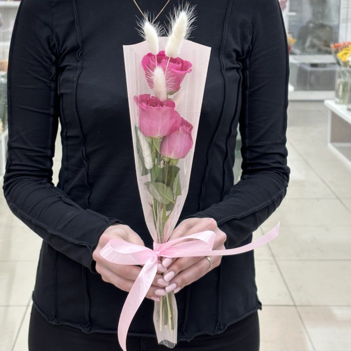 3 ярко-розовые розы в упаковке