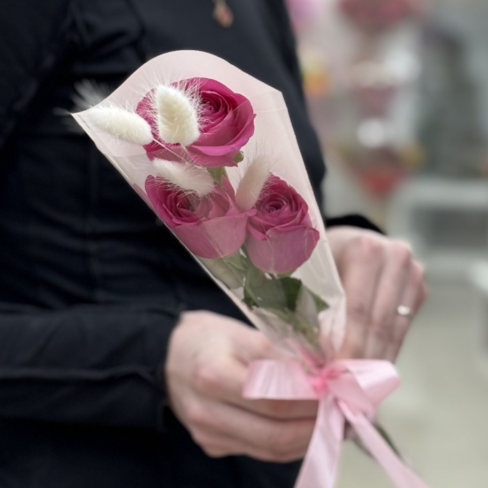 3 ярко-розовые розы в упаковке