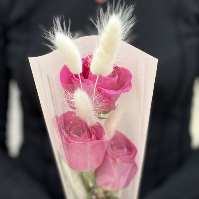 3 ярко-розовые розы в упаковке