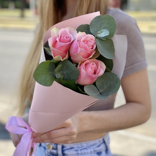 3 розово-зеленых роз Бел-роз с эвкалиптом