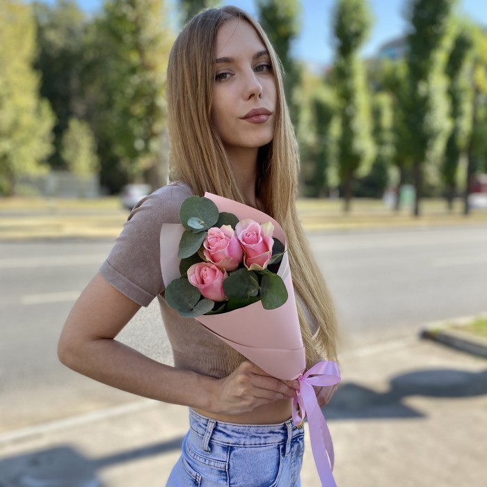 3 розово-зеленых роз Бел-роз с эвкалиптом