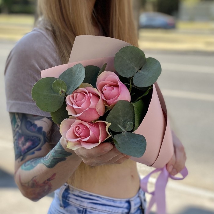 3 розово-зеленых роз Бел-роз с эвкалиптом