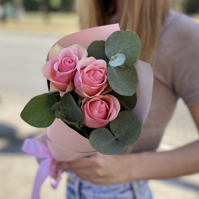 3 розово-зеленых роз Бел-роз с эвкалиптом