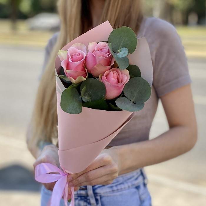 3 розово-зеленых роз Бел-роз с эвкалиптом