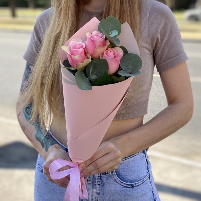 3 розово-зеленых роз Бел-роз с эвкалиптом