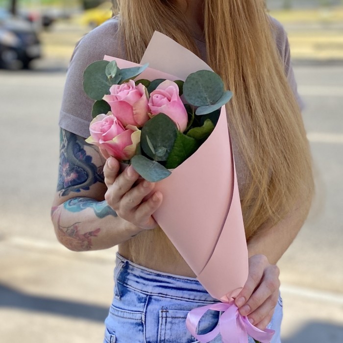 3 розово-зеленых роз Бел-роз с эвкалиптом