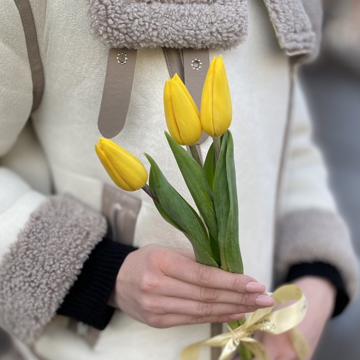 3 желтых тюльпана с лентой