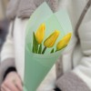 3 желтых тюльпана в упаковке