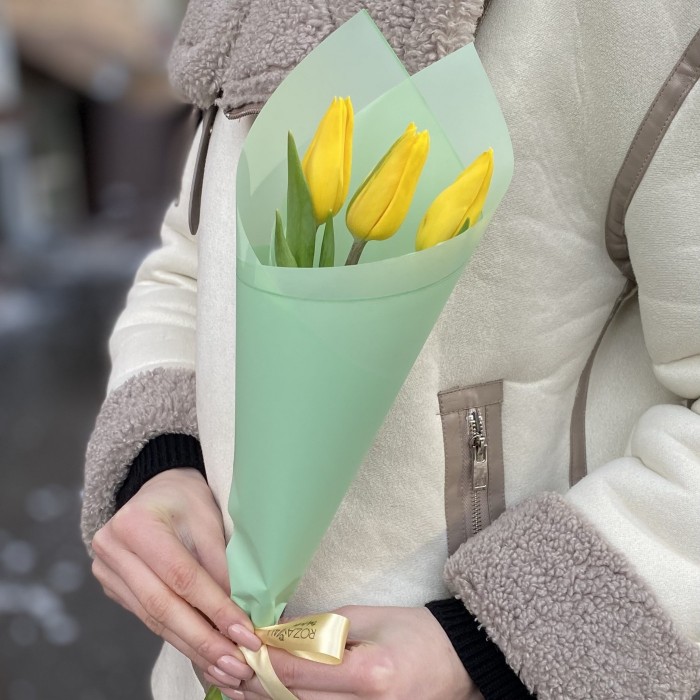 3 желтых тюльпана в упаковке