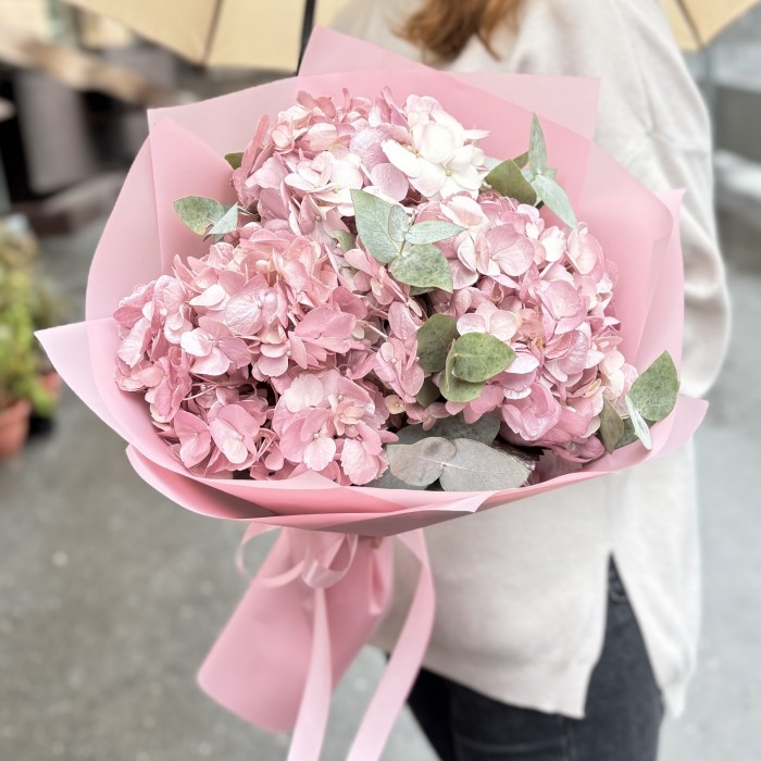 3 жемчужно-розовые гортензии с эвкалиптом