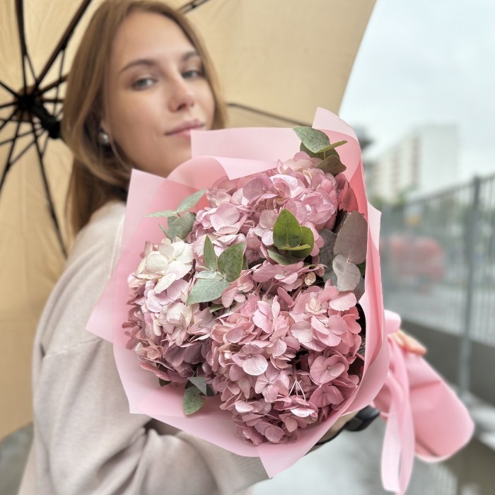 3 жемчужно-розовые гортензии с эвкалиптом