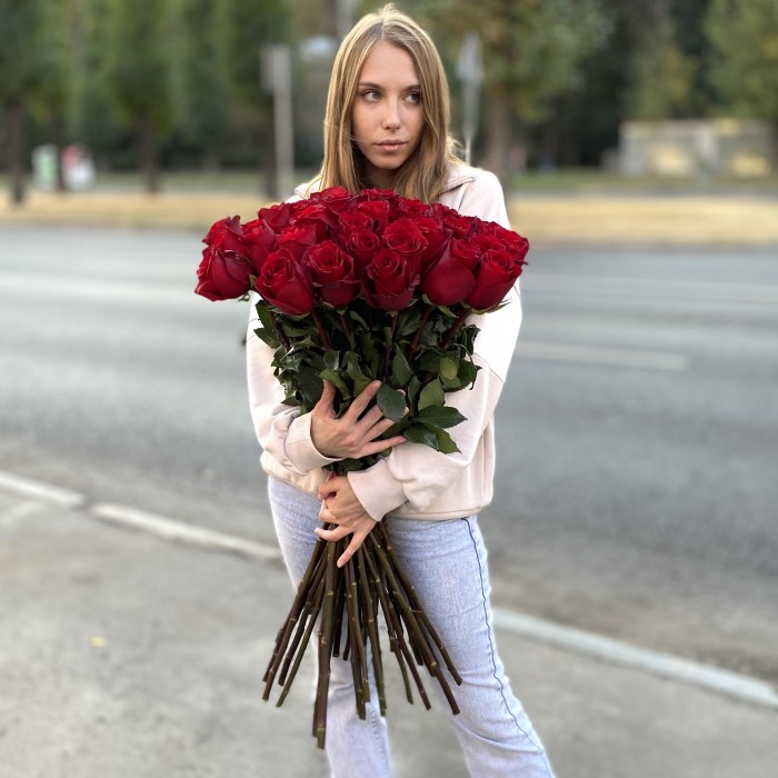 41 красная роза Эксплорер 80 см