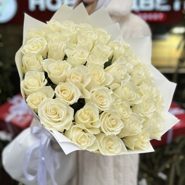 45 длинных белых роз 70 см