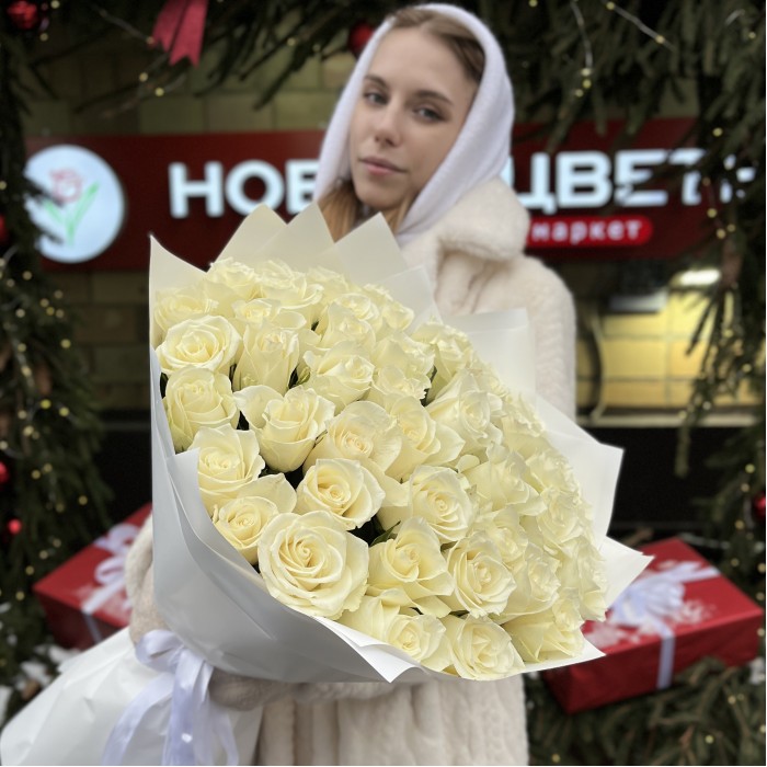 45 длинных белых роз 70 см