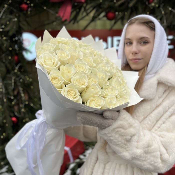 45 длинных белых роз 70 см