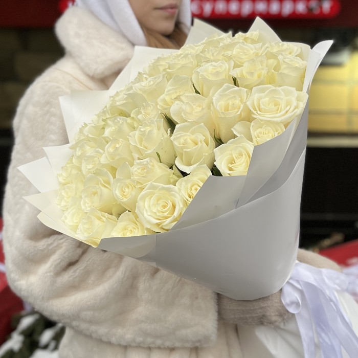 45 длинных белых роз 70 см