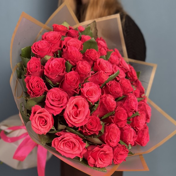45 малиновых роз Такаци 50 см
